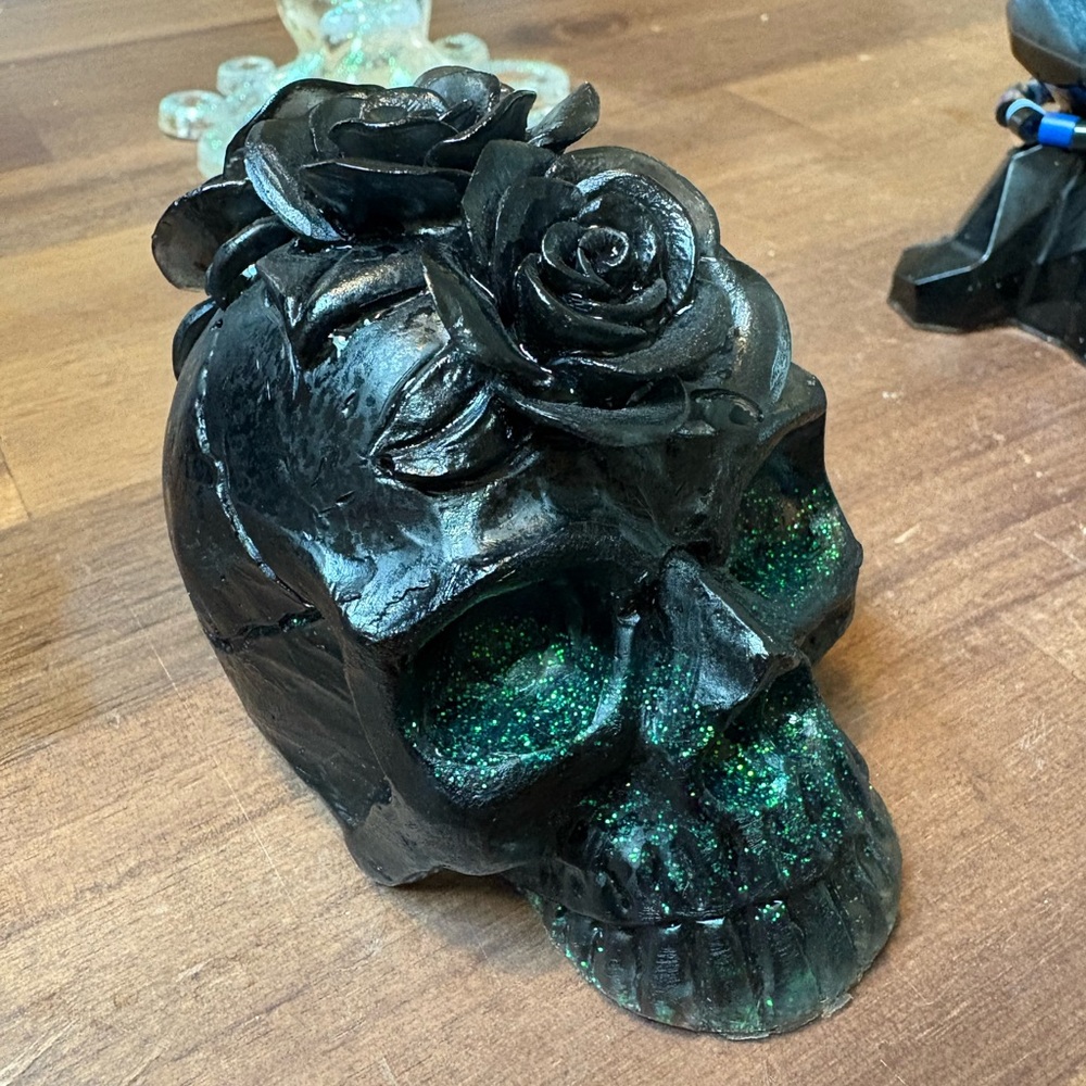 Black Resin Skull - Picture 4 of 4